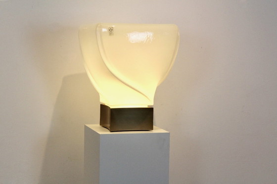 Lampada da tavolo Leucos fatta a mano, edizione limitata in vetro opalescente bianco, Lampade da tavolo (foto 11 di 11)