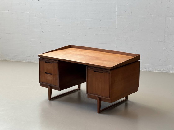 Image 1 of Elegante escritorio de mediados de siglo en nogal, década de 1960.