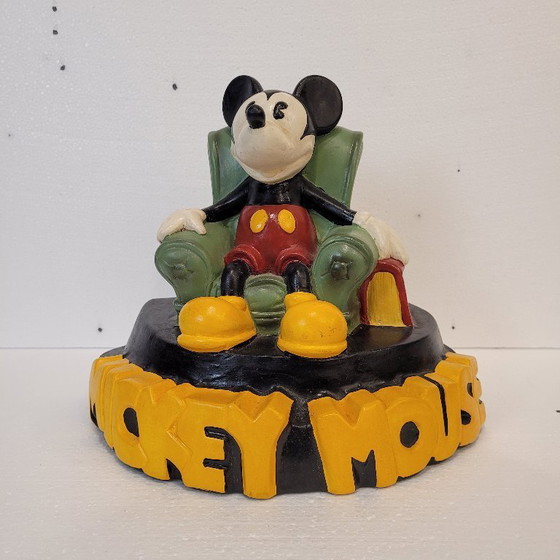 Image 1 of « Mickey Mouse dans son fauteuil de lecture », céramique, Démons &amp; Merveilles, vintage, années 90 – France