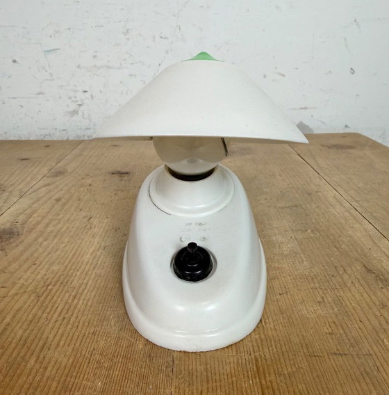 Image 1 of Lampada da tavolo vintage in bachelite bianca di Elektrosvit, anni '50