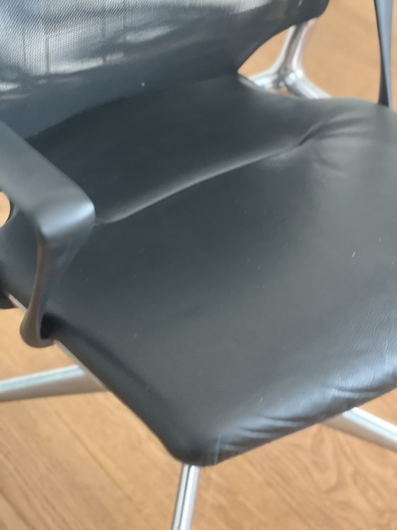 6 Vitra Eames Sillas de oficina – Leather, Plastic (photo 5 of 6)