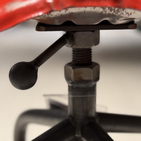 Sgabello da lavoro Sturdy Legs con sedile da trattore (rosso)