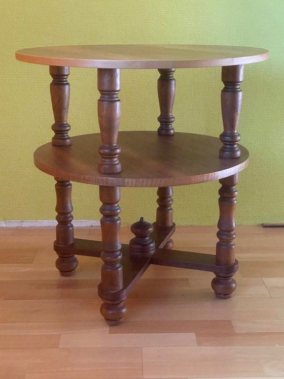 Image 1 of Großer runder gedrechselter Tisch