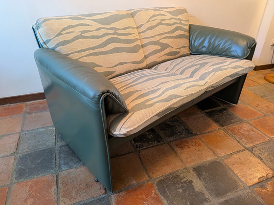 Image 1 of Sofá 2 Plazas Leolux Bora Bora + Hocker
Axel Enthoven | Tapicería de cebra posmoderna | Verde espuma de mar | California. 1990