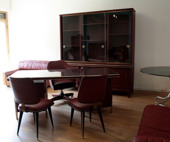 Image 1 of Buffet ou bibliothèque à double corps recouvert de similicuir bordeaux par Umberto Mascagni, années 1950