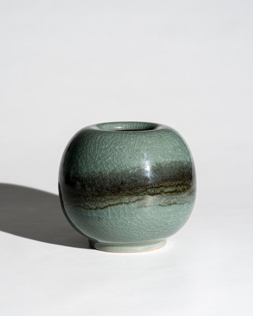 Keramikvase aus dem Studio Horst Kerstan – Kugel mit Celadon-Krakelierglasur, Deutschland, 1987