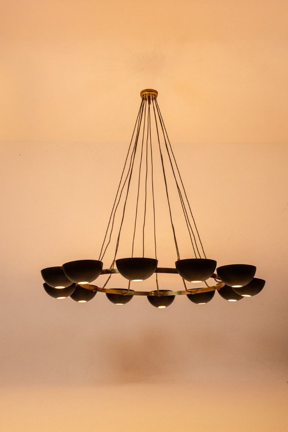 Image 1 of Lampadario a 12 luci in ottone patinato e metallo laccato nero. Contemporaneo