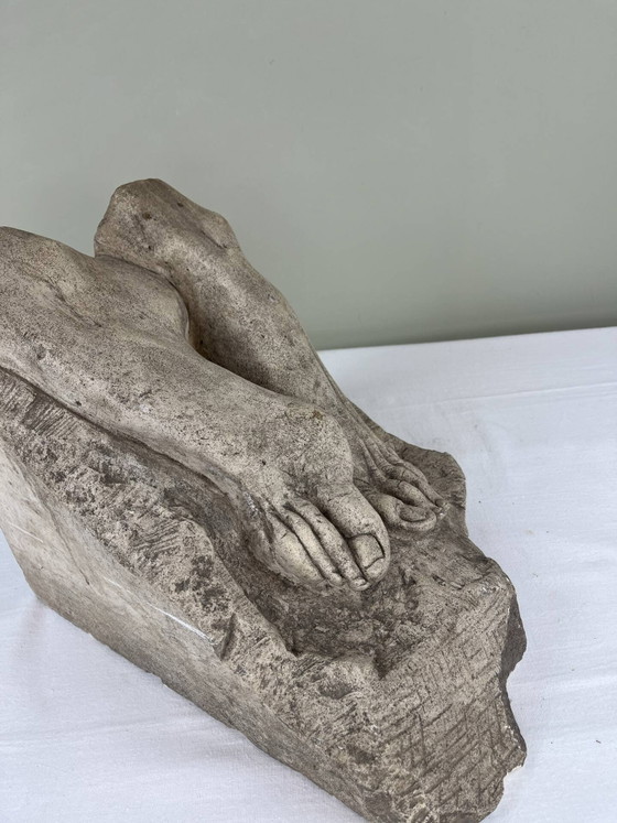 Stenen sculptuur, twee voeten op een blok, gesigneerd D. Paillot. – Beeldhouwkunst, Stone, Brutalist (photo 12 of 14)