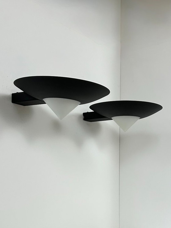 Image 1 of Coppia di applique vintage, metallo nero opaco e vetro opalino, Francia, 1980