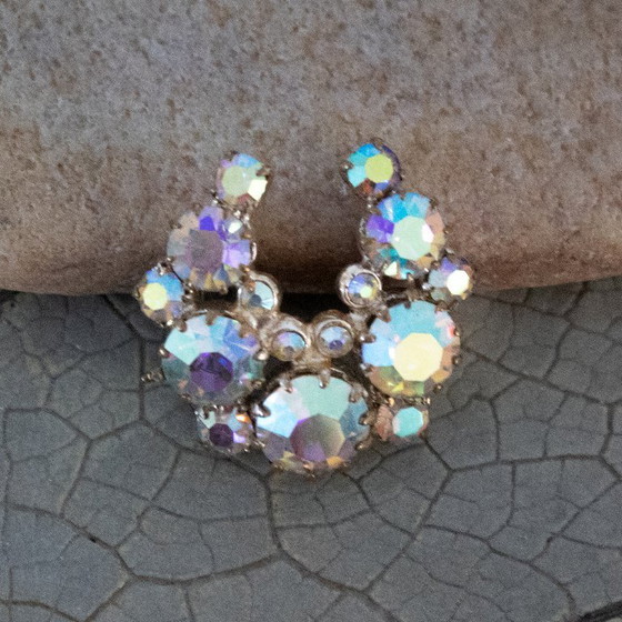 Image 1 of Vintage Aurora Borealis broche: hoefijzervormig, oud sieraad met iriserende strass-steentjes