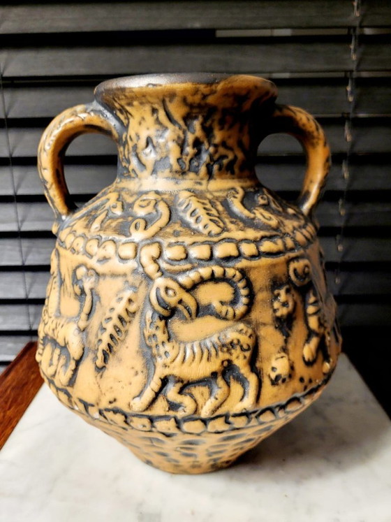 Image 1 of Vaso Jasba vintage, in ceramica con manici, decorato a rilievo con animali, Germania Ovest