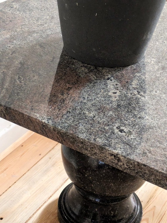 Image 1 of Table d'angle en granit Paradiso