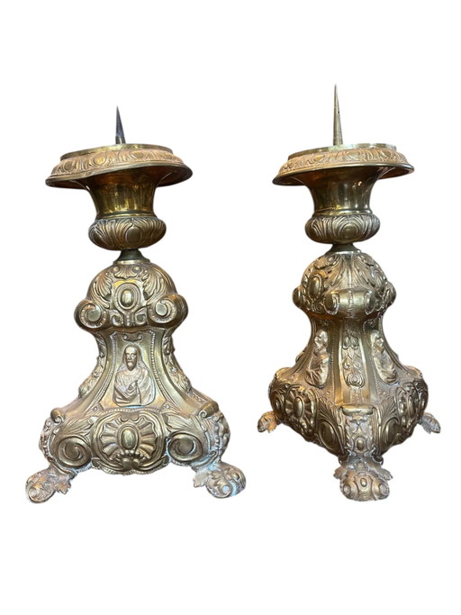 Par de candelabros religiosos de chapa metálica, siglo XX – decoratieve objecten, Metal