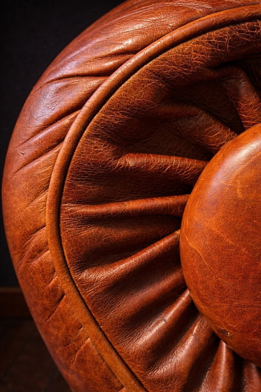 POLTRONA CHESTERFIELD CON POUF IN PELLE PATINA COGNAC