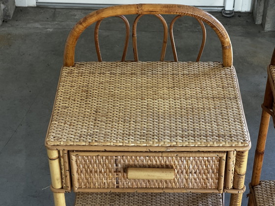 Pair of vintage bedside tables in rattan and woven wicker – Italy, 1970s – Fabrication artisanale Circa 1970 (photo 4 of 14)