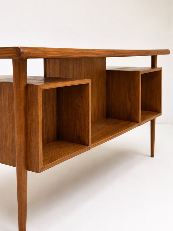 Escritorio danés antiguo de teca, diseñado por Peter Løvig Nielsen para Løvig, década de 1960. – Wood (photo 5 of 14)