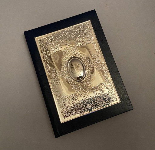 Telefonbuch aus 925er Silber und blauem Leder mit floralem Gravurmuster