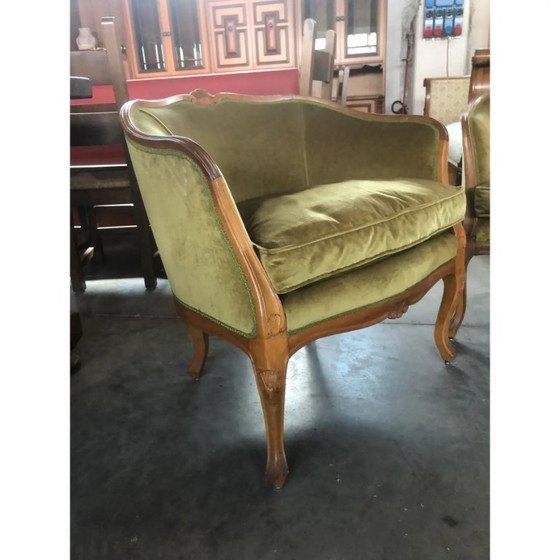 Image 1 of Ensemble trois pièces comprenant un fauteuil et un canapé en noyer de style italien, datant du milieu du XXe siècle.