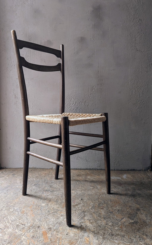 Conjunto de 2 sillas de estilo Gio Ponti, ligeras y de fabricación italiana.