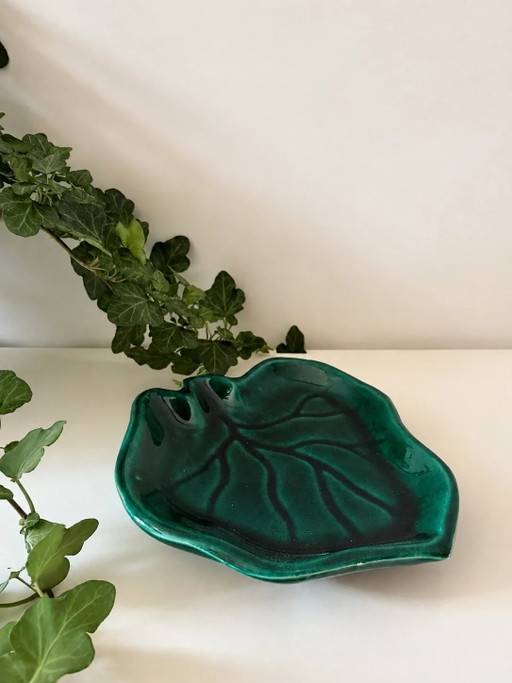 Piccolo piatto vintage a foglia verde smeraldo