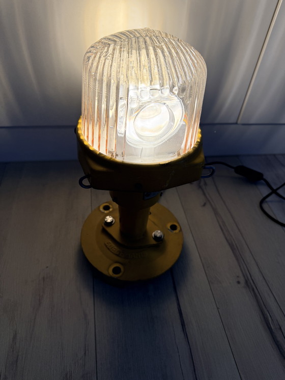 Image 1 of Lampe de chevet ( anciennement utilisée pour le marquage d’aéroport)