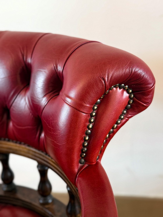 Image 1 of Silla de escritorio Chesterfield de cuero rojo con carácter atemporal