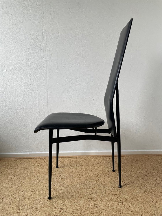 Image 1 of Een paar vintage zwarte leren Italiaanse design eetkamerstoelen (Fasem S44)