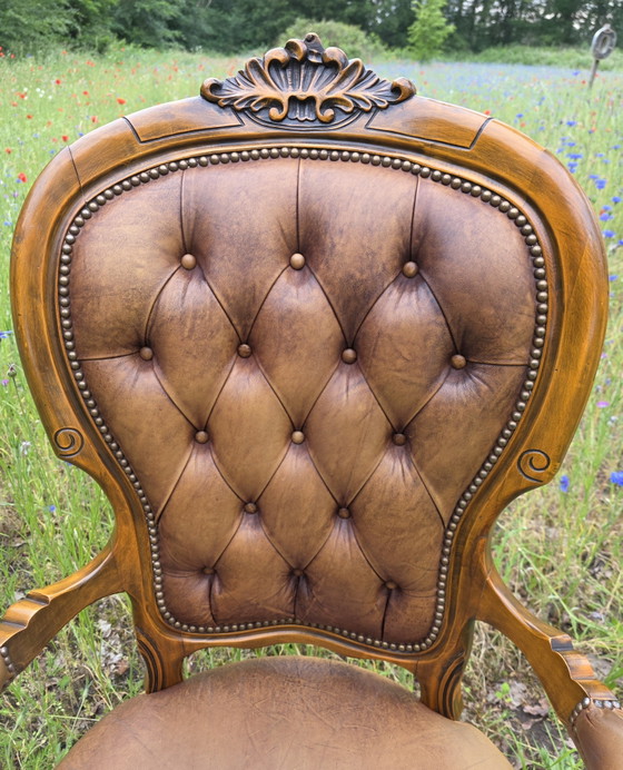 Image 1 of Klassieke vintage leren fauteuil met houten frame