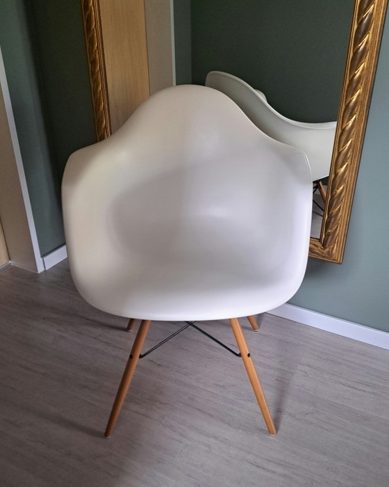 Vitra Eames Plastic Armchair DAW | Charles & Ray Eames | Bianco | 2014 | Originale – Poltrone, Metallo (photo 4 of 9)