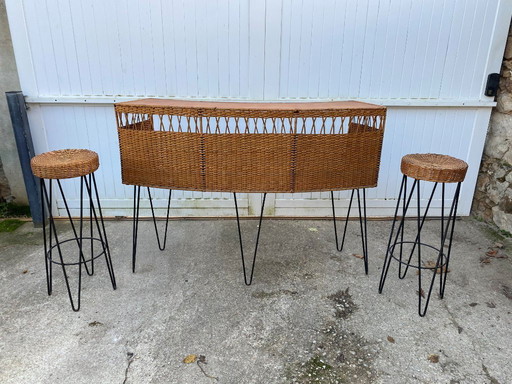 Vintage 1950s bar counter with two rattan and metal stools