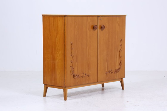 Image 1 of Armoire à linge vintage en bois | Mid Century armoire des années 50 avec sculptures | 60's rétro armoire à casiers #05-60