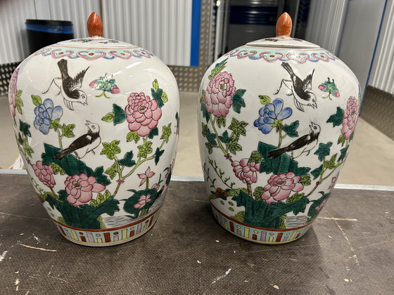 Image 1 of Paar grote chinese gemberpotten Famille Rose 32cm