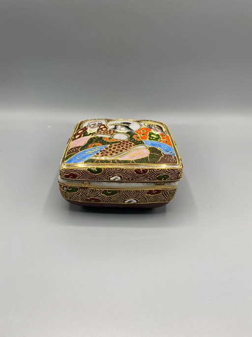 Schmuckkästchen aus Satsuma-Porzellan mit Kannon- und Rakan-Buddhistenfiguren, Seigaiha-Dekor – servies (photo 2 of 6)