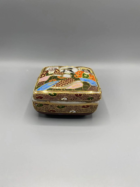 Schmuckkästchen aus Satsuma-Porzellan mit Kannon- und Rakan-Buddhistenfiguren, Seigaiha-Muster – Geschirr (photo 2 of 6)