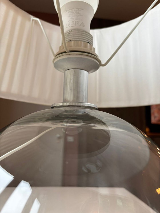 Image 1 of Lampe de table en verre avec une base sphérique et un abat-jour en lin