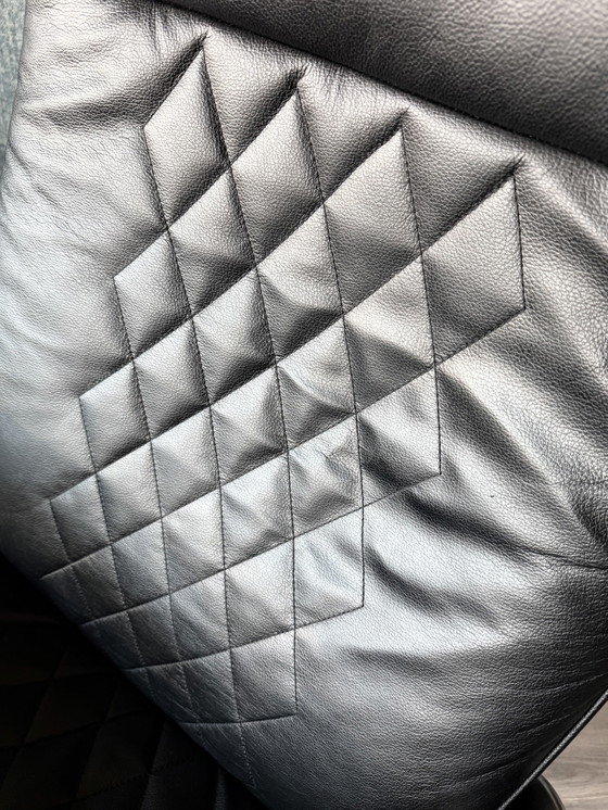 Image 1 of Poltrona lounge James Stressless con poggiapiedi in pelle nera e alluminio