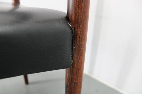 Image 1 of    	 1960er Satz von sechs hölzernen Esszimmerstühlen mit schwarzem Kunstlederbezug, Dänemark