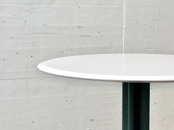 Image 1 of Ronde eettafel met wit blad en centrale voet, jaren 90
