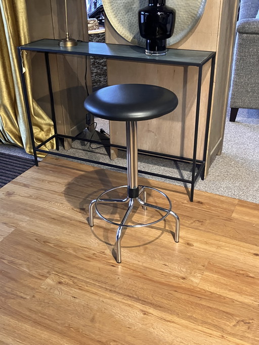 Rohrrahmenhocker mit schwarzem Ledersitz