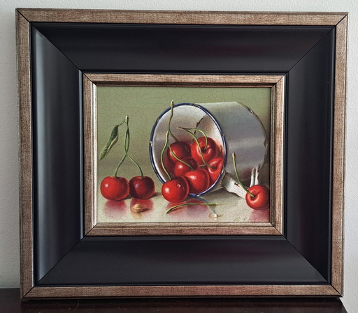 Cerises rouges dans un mug en émail de Rob Ritchie