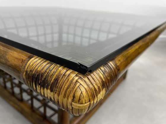 Image 1 of Table basse vintage en bambou avec plateau en verre