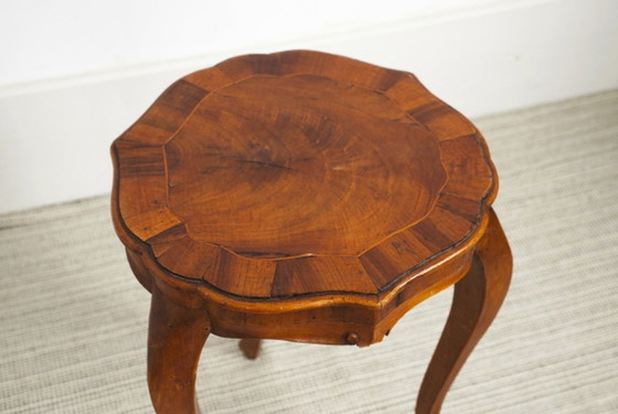Antieke Italiaanse barokke Guéridon bijzettafel van walnoothout, lampentafel in Louis XV-stijl met – Wood (photo 10 of 20)