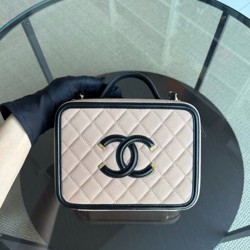 Beauty case Chanel Filigree Medium - Pelle di vitello martellata effetto caviale, nero e beige, Serie 24