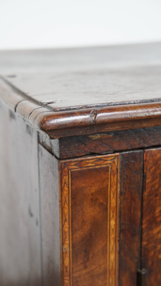 Image 1 of Ancienne armoire anglaise à 2 portes du 18ème siècle
