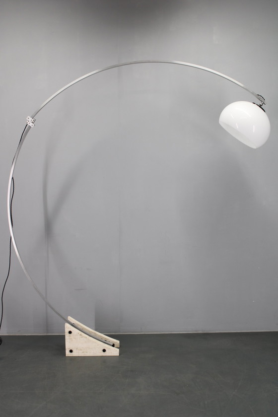 Image 1 of 1970er Harvey Guzzini Bogenförmige verstellbare Stehleuchte, Italien