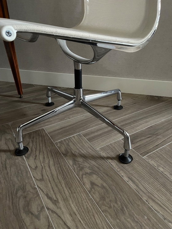Image 1 of Vitra Eames EA106, pivotant sans accoudoirs