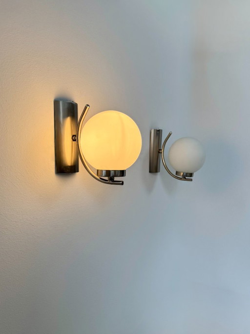 Par de apliques vintage, cromo y cristal opalino, Francia, 1970