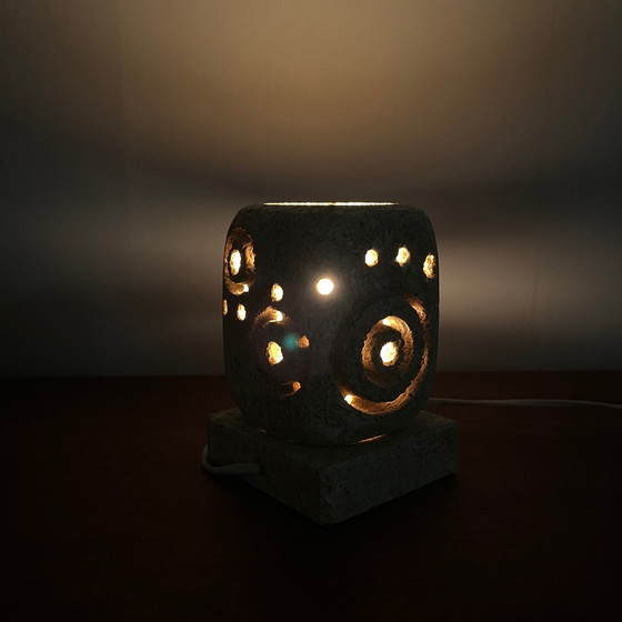 Image 1 of Kalkstenen tafellamp, 1960-70, in de stijl van Gerard Esnault