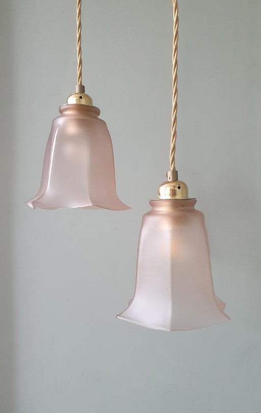 Ensemble de lampes suspendues françaises vintage roses en verre coloré.