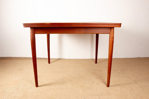 Square and extendable Danish dining table, in teak, Model 592, by Arne Vodder for Sibast 1960.